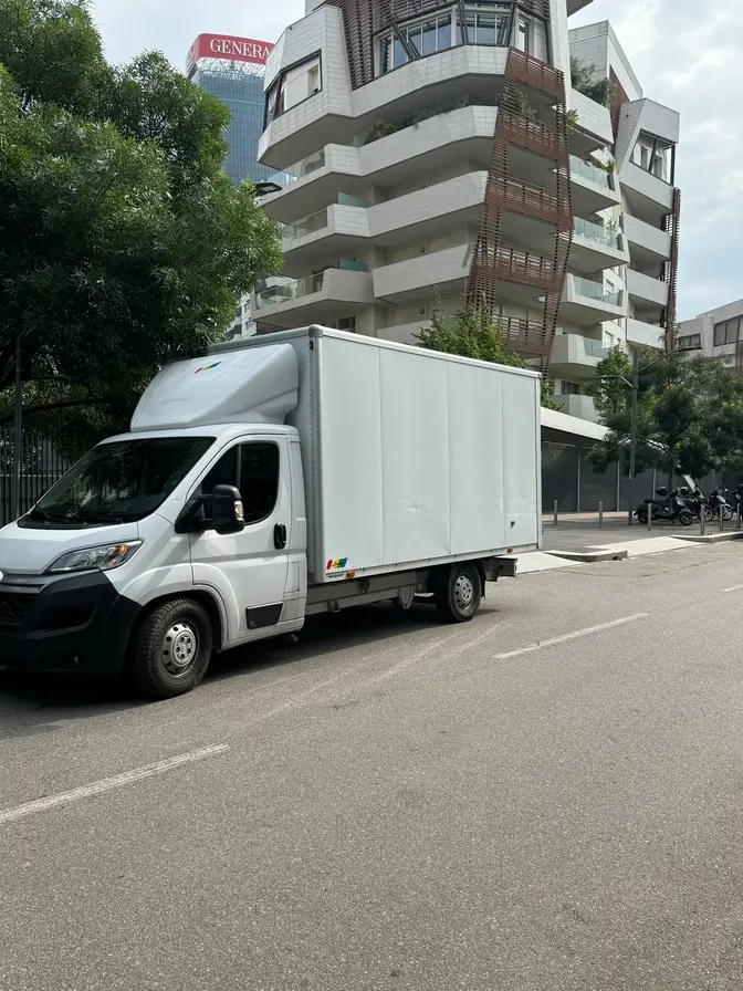 Furgone presso un edificio residenziale