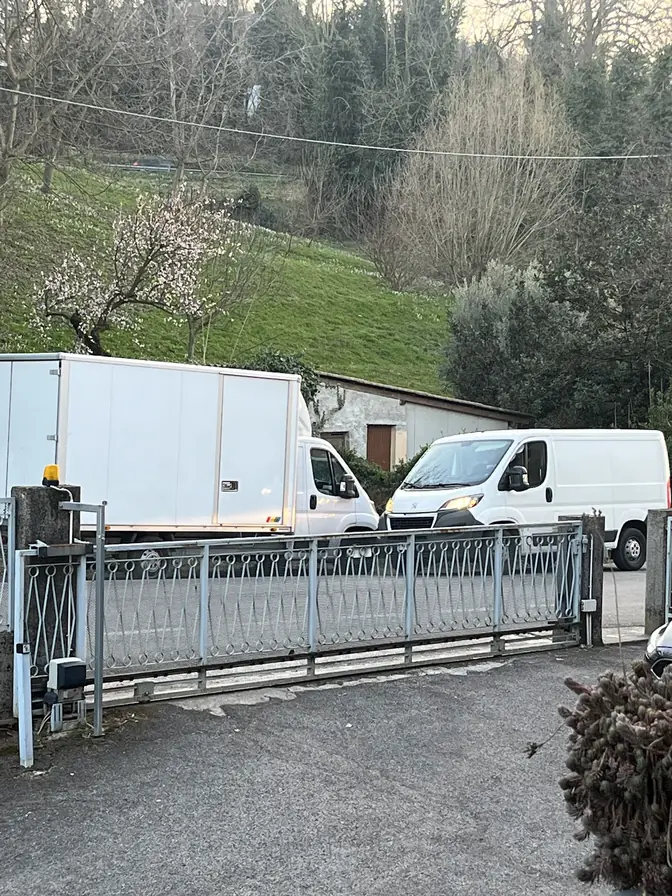 Mezzi fotografati presso un accesso carrabile